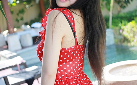 清纯的红色波点长裙女孩壁纸