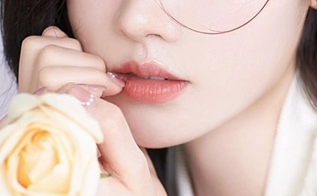 白系气质女孩黄玫瑰壁纸