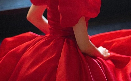 迪丽热巴的蓬松红色晚礼服壁纸