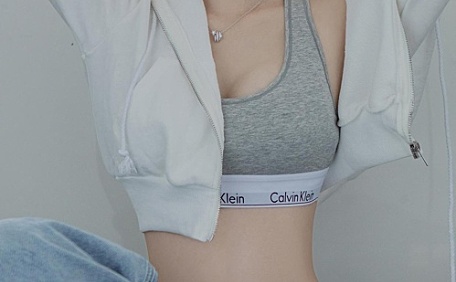 纤细气质白系甜美女孩壁纸