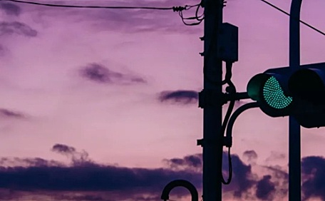 夕阳紫红绿灯街拍壁纸