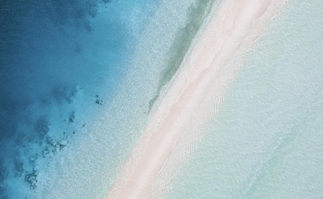 俯视大海之上的一条沙路壁纸