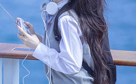 海边的JK高中生玩着音乐耳机壁纸