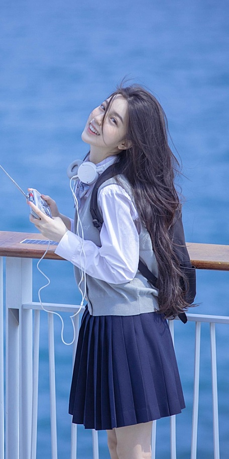 海边的JK高中生玩着音乐耳机壁纸