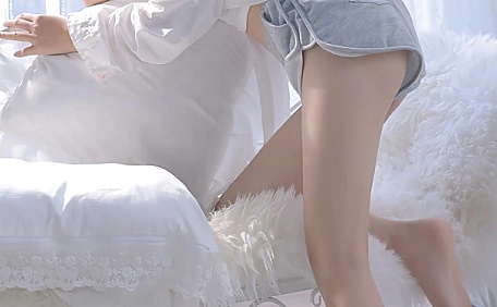 白绒沙发长腿少女壁纸