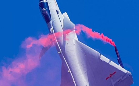 国产战斗机翱翔天空壁纸