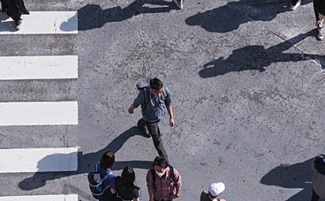 十字街头街拍行人络绎不绝壁纸