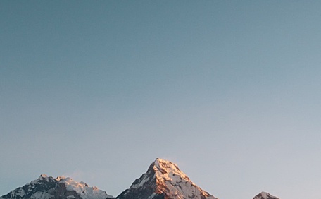 青灰雪山日照金山风景壁纸