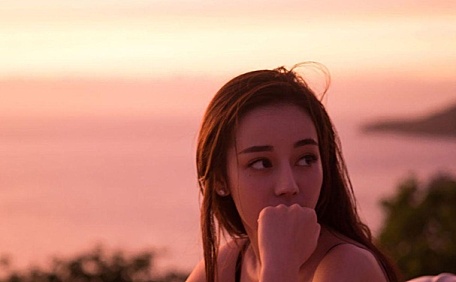 迪丽热巴黄昏海边壁纸