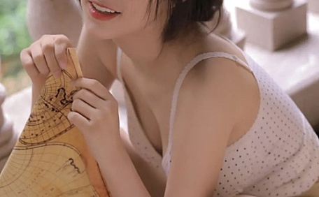 俏皮女孩在阳台壁纸