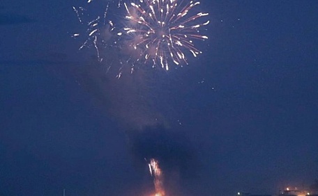 海边绽放的烟花风景壁纸