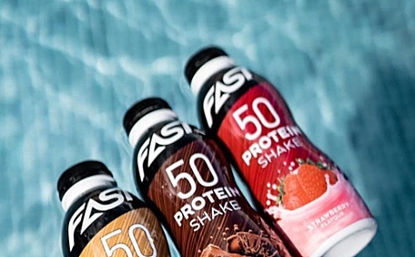 漂浮在泳池的三瓶饮料壁纸