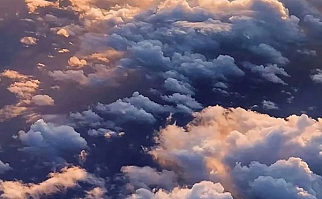 云层之上俯视阳光照射壁纸