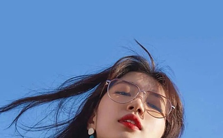 眼镜长发女孩的俯视蓝天壁纸