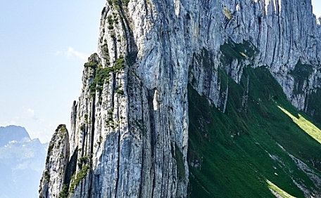 耸立的岩石风景壁纸