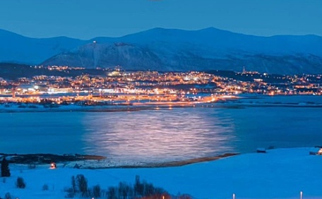 月亮下的温暖的雪乡风景壁纸