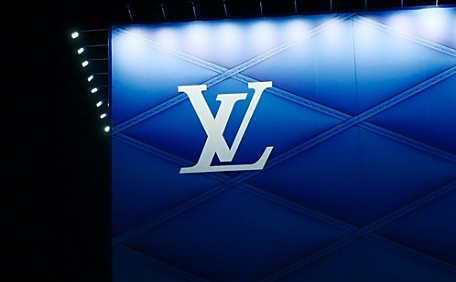 lv广告牌灯光照射城市壁纸