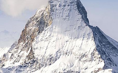 雪山耸立风景壁纸