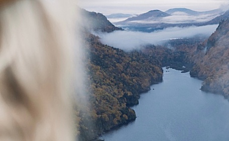 金发女孩背影和远处的湖景壁纸