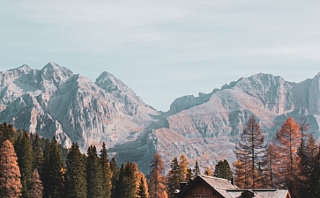 湖边建筑和远处山风景壁纸