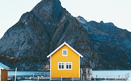 山脚下的小屋和湖边壁纸