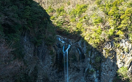 远处瀑布的山景风景壁纸