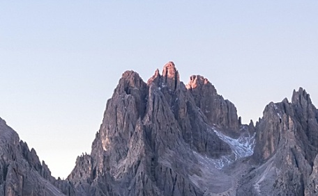 人站在悬崖上远处山风景壁纸