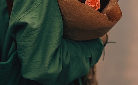 美女手捧鲜花浪漫壁纸