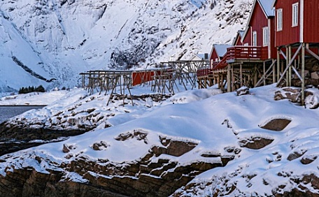 雪山下的小屋壁纸