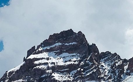 雪山上裸露的岩石风景、壁纸