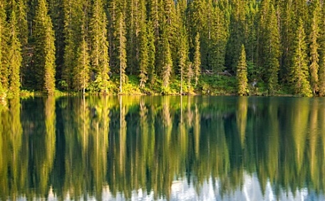 雪山旁清澈的湖景风景壁纸