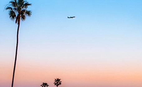 海边公路的建筑飞机夜幕低垂风景壁纸