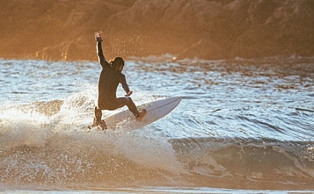 冲浪爱好者在海上冲浪壁纸