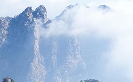 喀斯特地貌云雾缭绕的山顶壁纸