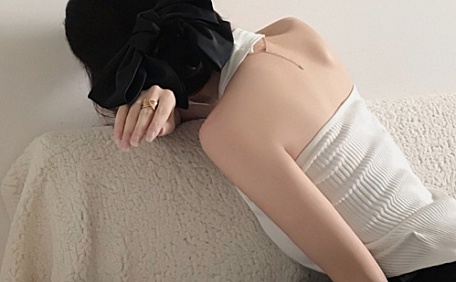 美女趴在沙发上的背影壁纸