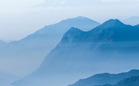 云雾缭绕的山谷壁纸