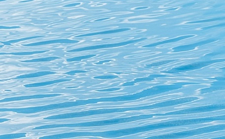 平静蓝色的海面壁纸