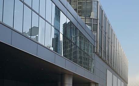 小米汽车SU7小车在商场外街拍壁纸