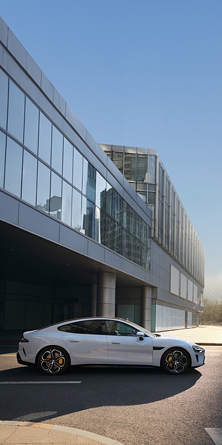 小米汽车SU7小车在商场外街拍壁纸