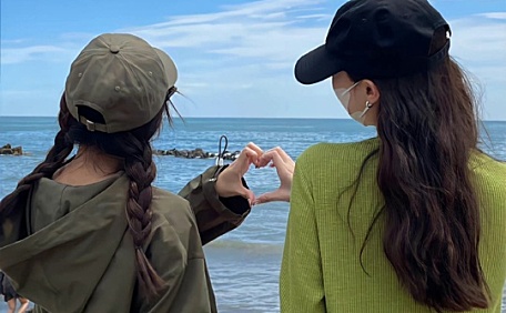 闺蜜海边比心壁纸