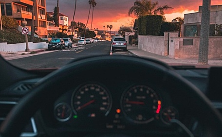 跑车上的晚霞街景壁纸