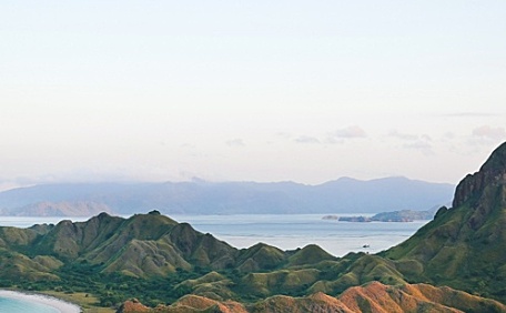 俯拍山谷旁的海风景壁纸