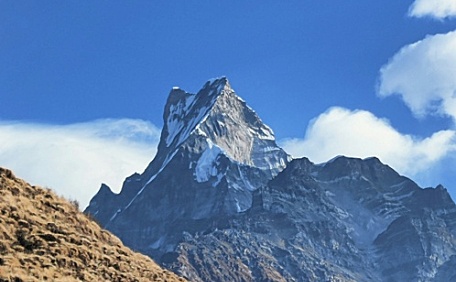 晴空远处的山头风景壁纸