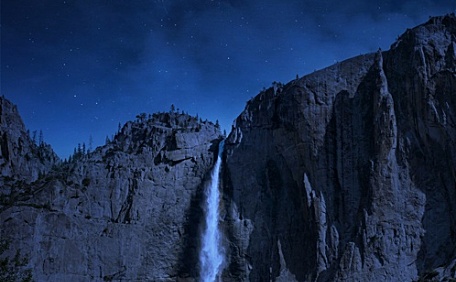 深夜星空下的瀑布风景壁纸