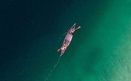 一叶扁舟在湖景上壁纸