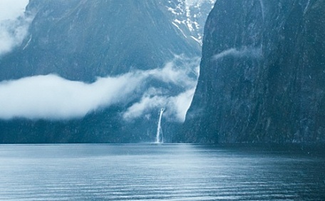雪山下的湖景壁纸