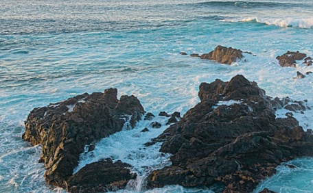 海浪冲击礁石风景壁纸