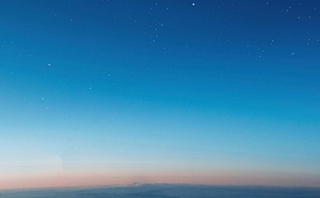 云层上空下的黎明壁纸