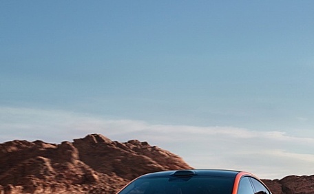 红色小车在公路上街拍壁纸