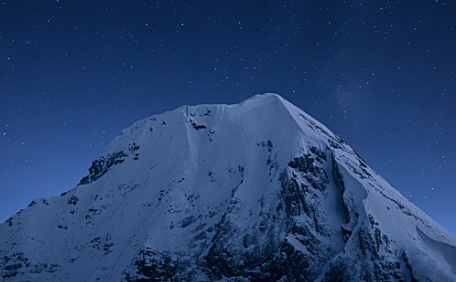 深夜星空下的雪山壁纸